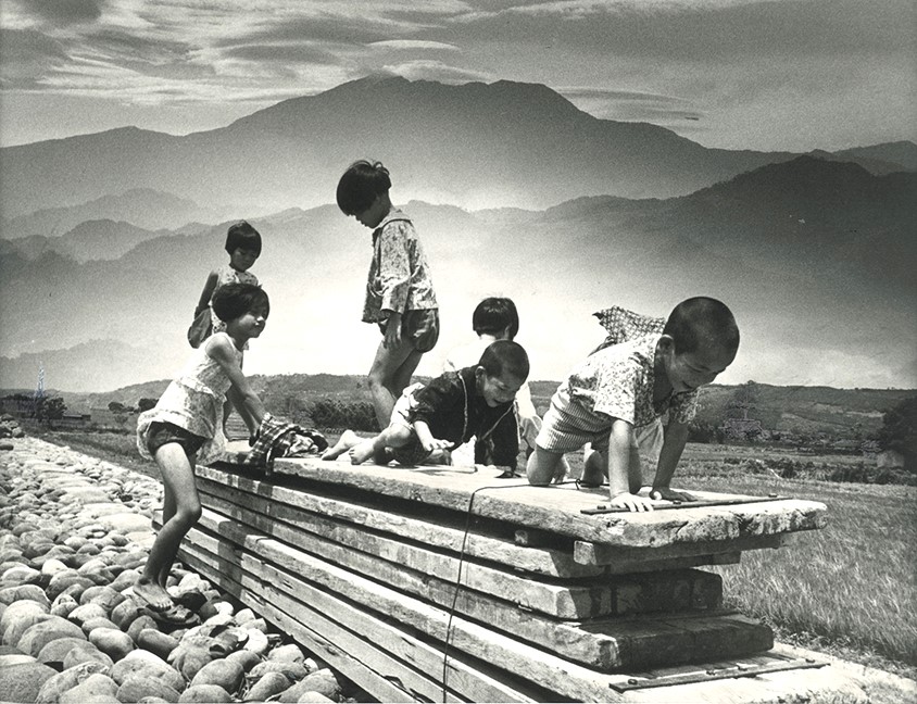 邱德雲以鏡頭紀錄1960年家鄉加里山下，童稚們玩樂的場景，定格農村純樸和樂的生活，開展寫實攝影的人文關懷。國家攝影文化中心典藏。.