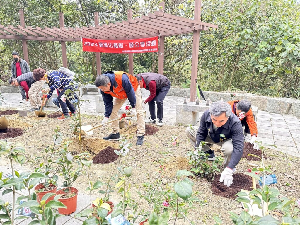 ▲種茶樹活動引來民眾的熱情參加。（圖/阿里山風管處 提供）