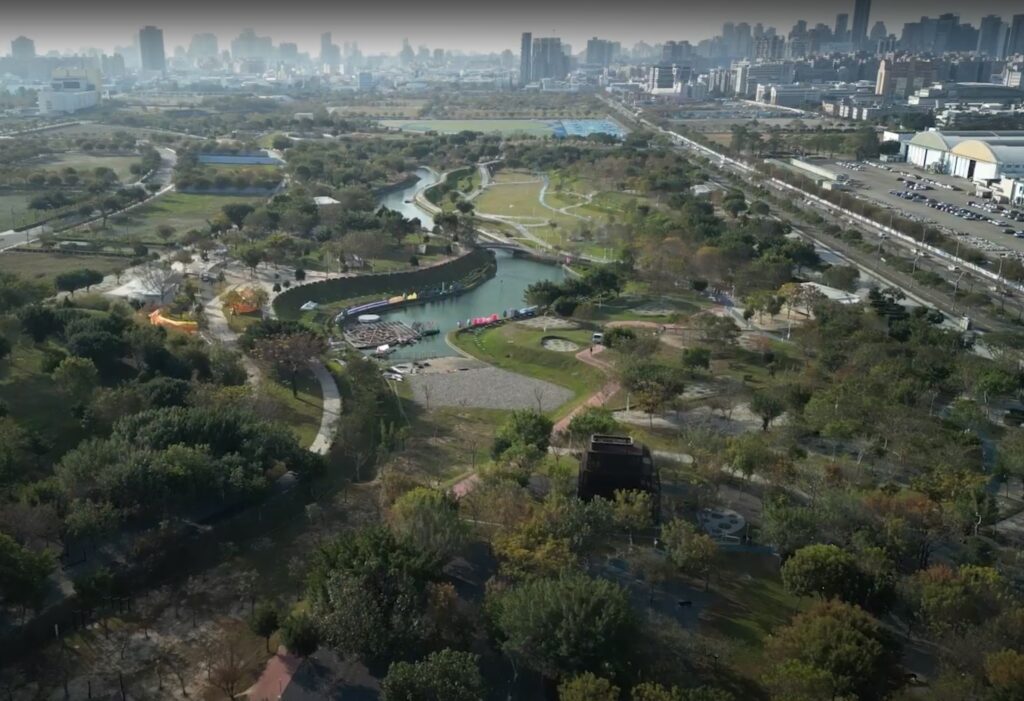 第三名作品《都市綠洲》以鳥瞰視角拍攝水湳中央公園全景。（圖/文化局提供）