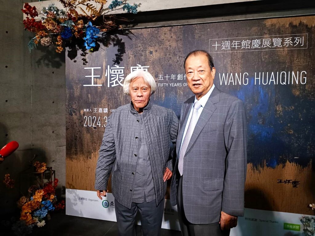 亞洲大學創辦人蔡長海（右）熱烈歡迎藝術大師王懷慶的到來