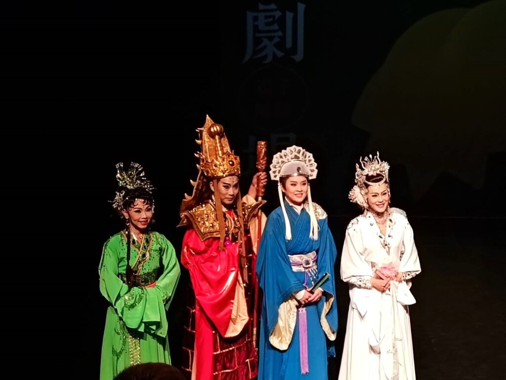 在孫翠鳳帶領之下，明華園青年演員將演出青春版《超炫白蛇傳》。（記者 陳安婷/攝）