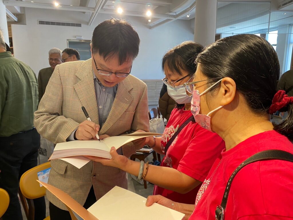 專書作者劉博清為讀者簽名。（圖/文化局提供）