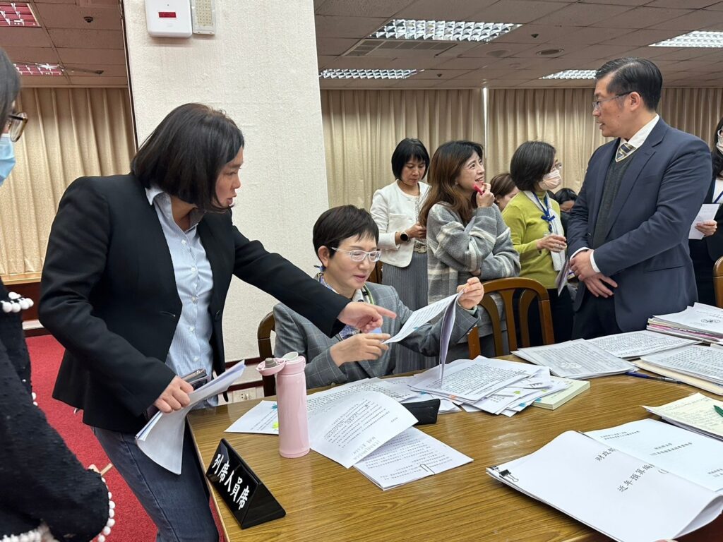 ▲立委陳玉珍（左）與財政部長莊翠雲（中）對談金門大學新建校舍促參案。（圖/陳玉珍立委辦公室 提供）