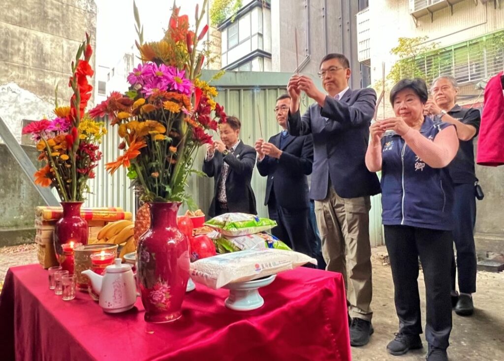 ▲台北市文化局副局長田瑋（右二）與修繕單位代表在開工儀式中焚香祝禱。（圖/台北市文化局 提供）