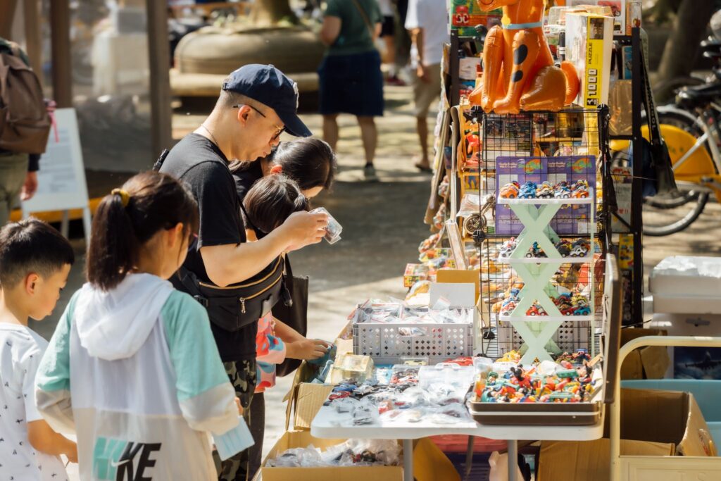 ▲參加活動的民眾專注在藝術文創品的選購上。（圖/台北市文化局 提供）