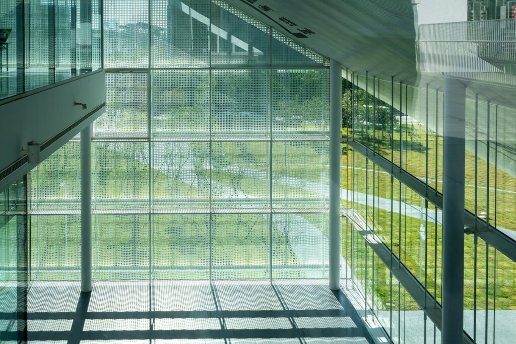 桃園市兒童美術館內部則呈現大面積的玻璃採光。（圖/桃園市立美術館提供、吳欣穎拍攝）