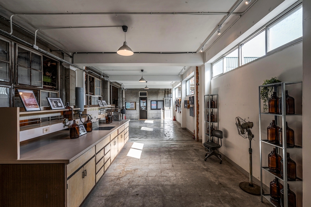 「富興工廠1962」三樓保留化妝品老工廠實驗室設備，延續過往軌跡。（圖/文化局提供）
