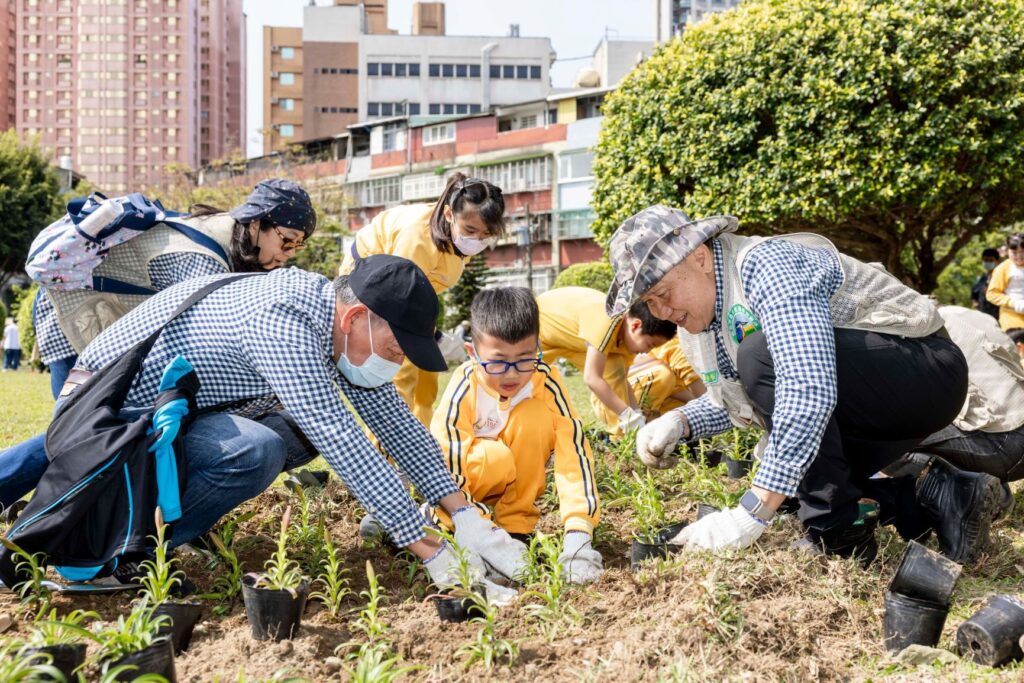 ▲企業認養校園植樹ESG活動，將教育在學童心中烙印。（圖/新北市農業局 提供）