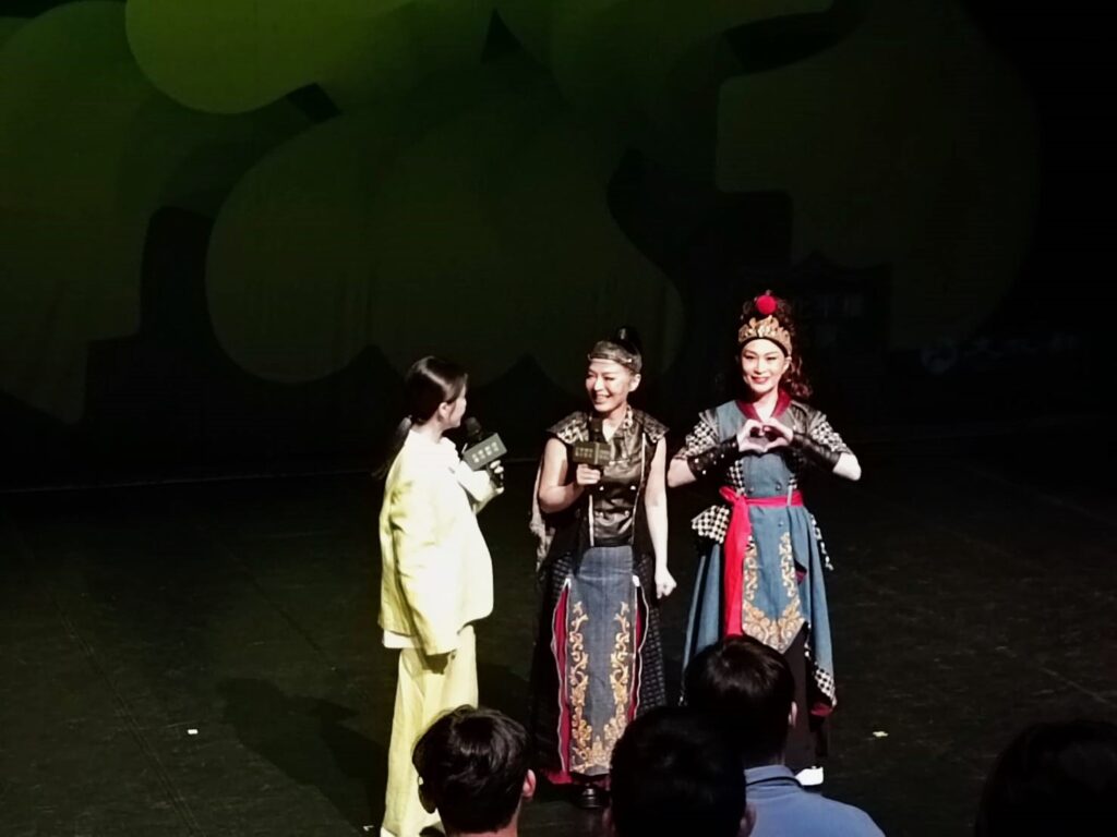 朱宗慶打擊樂團資深團員吳珮菁及京劇協演朱安麗介紹擊樂代表作「木蘭」。（記者 陳安婷/攝）