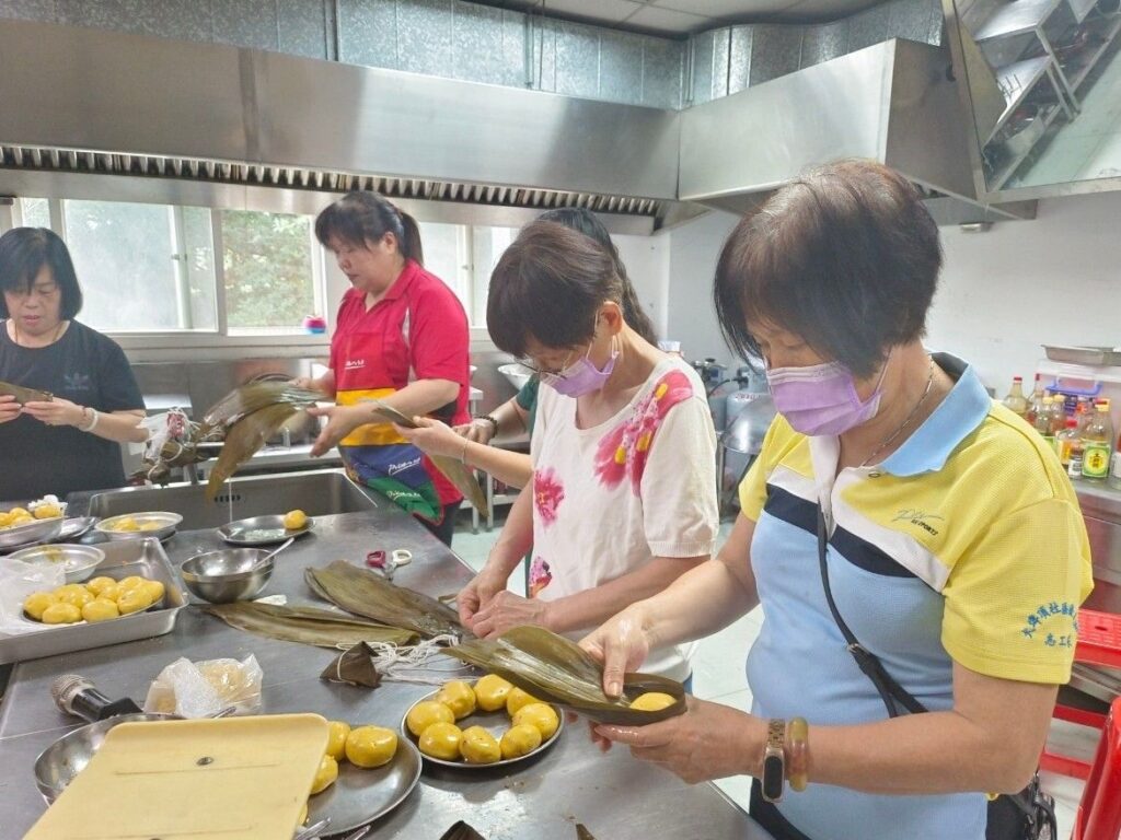 ▲指導區民婦女做農務料理，受到民眾高度的學習興緻。（圖/新北農業局 提供）