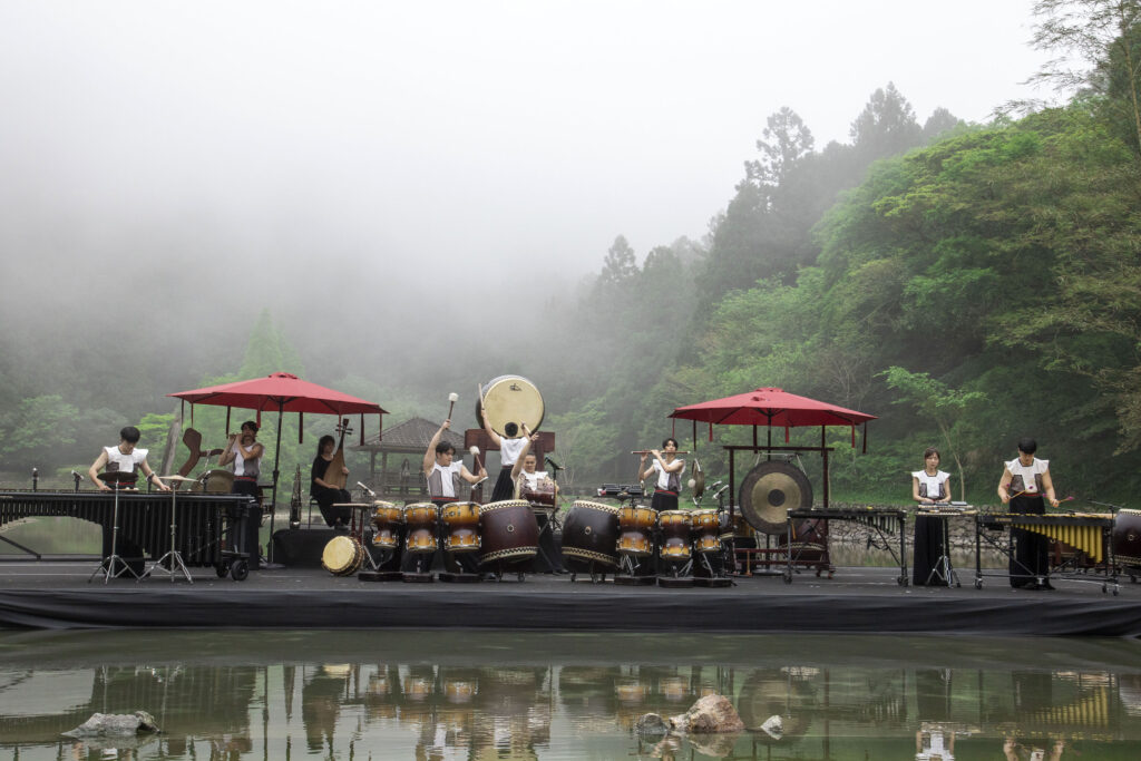 明池水劇場「池中劍III-神魔之界」以音樂為中心展開，穿梭神魔之界的平行宇宙。（圖/力麗提供）