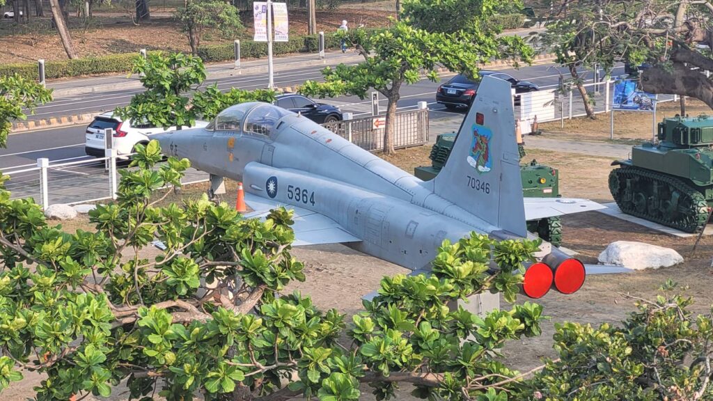 兒童節連假期間，將再添一架F-5F戰鬥機於安平德陽艦園區展出。（圖/文化局提供）