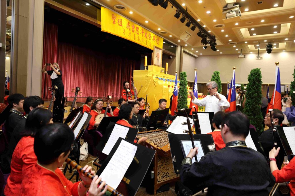 ▲成吉思汗祭典中的國樂演奏與演唱，由臺北市立國樂團擔任。（記者 辛澎祥/攝）