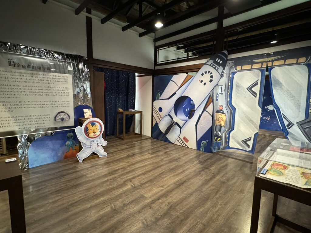 時空旅者翱翔宇宙展區-展覽紀念章互動區。（圖/文化局提供）