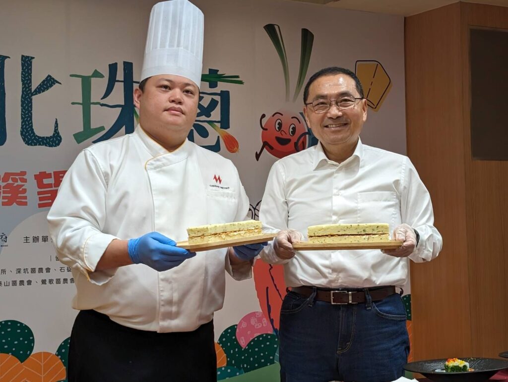 ▲新北市長侯友宜（右）與凱達飯店主廚行銷珠蔥食品。（圖/新北農業局 提供）