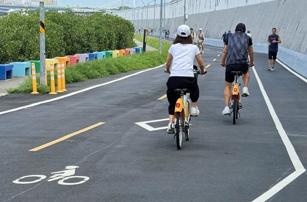 ▲陳穎慧里長爭取的堤外台北橋至敦煌碼頭段之道路拓寬，在人車分道下顯得安全又美觀。（圖/陳穎慧 提供）