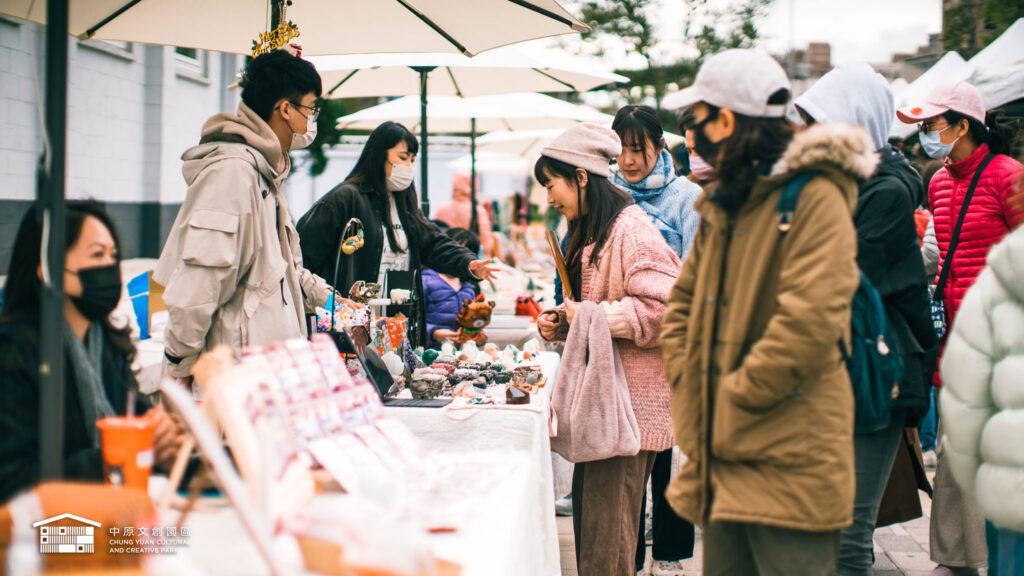 中原文創園區市集吸引眾多人潮前往。（圖/文化局提供）