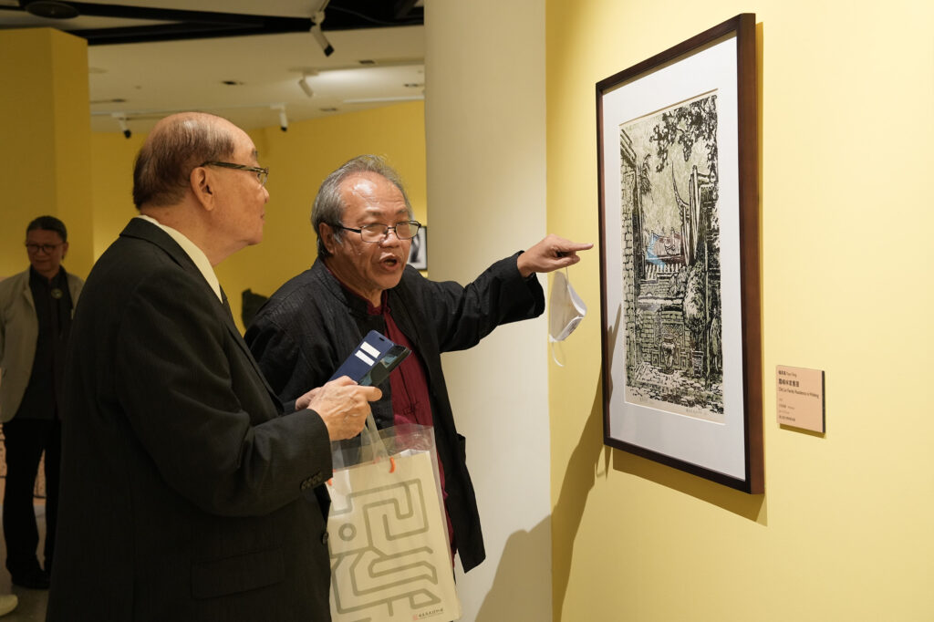 「英風百年」策展人蕭瓊瑞(右)向前文化部長洪孟啟介紹展出作品。（圖/史博館提供）