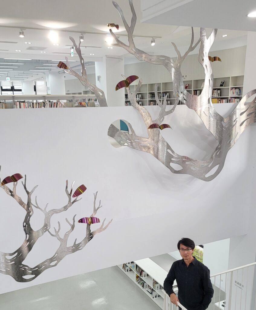 藝術家郭國相專為上楓圖書館設計的公共藝術作品「育樹臨楓」。（圖/文化局提供）