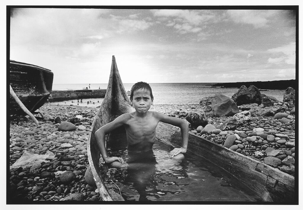 潘小俠，《蘭嶼記事》，〈坐在船上的小孩〉，1986，國家攝影文化中心典藏。（圖/國家攝影文化中心提供）