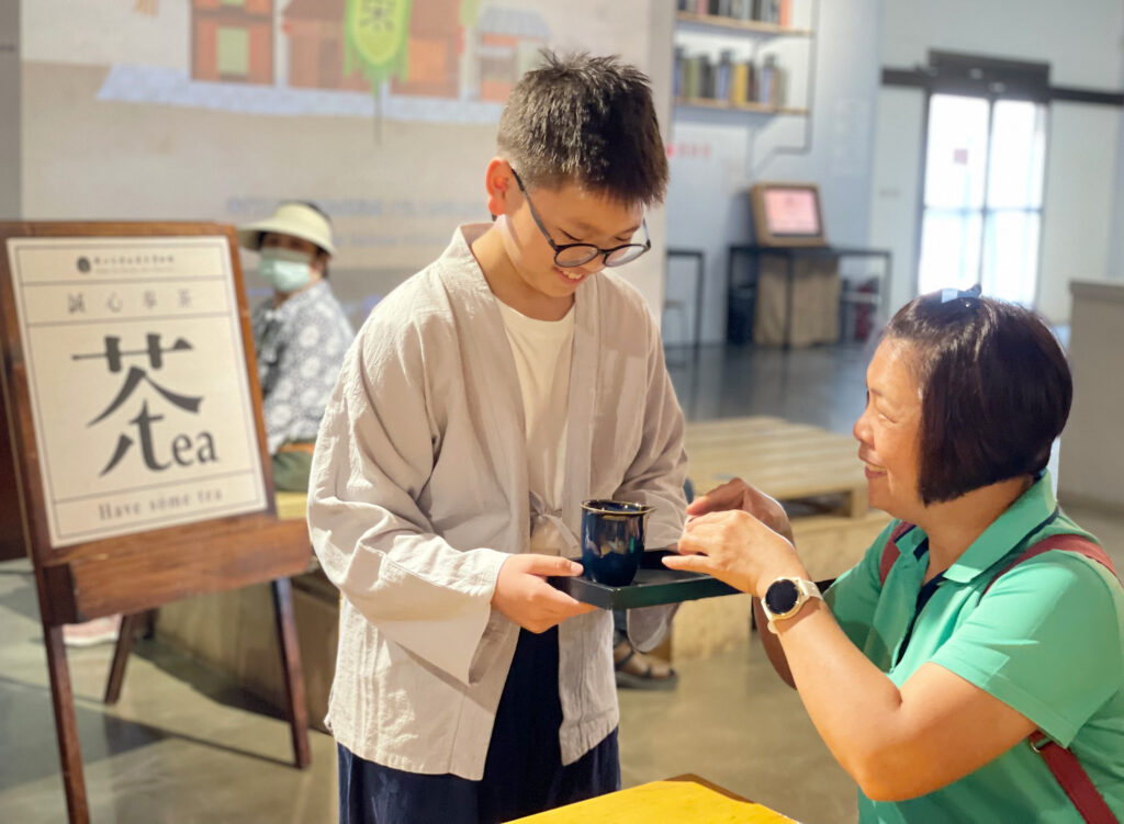 坪林茶業博物館「一日小侍茶師體驗」帶領兒童與民眾學習茶知識與茶席實務操作。(圖/文化局提供)