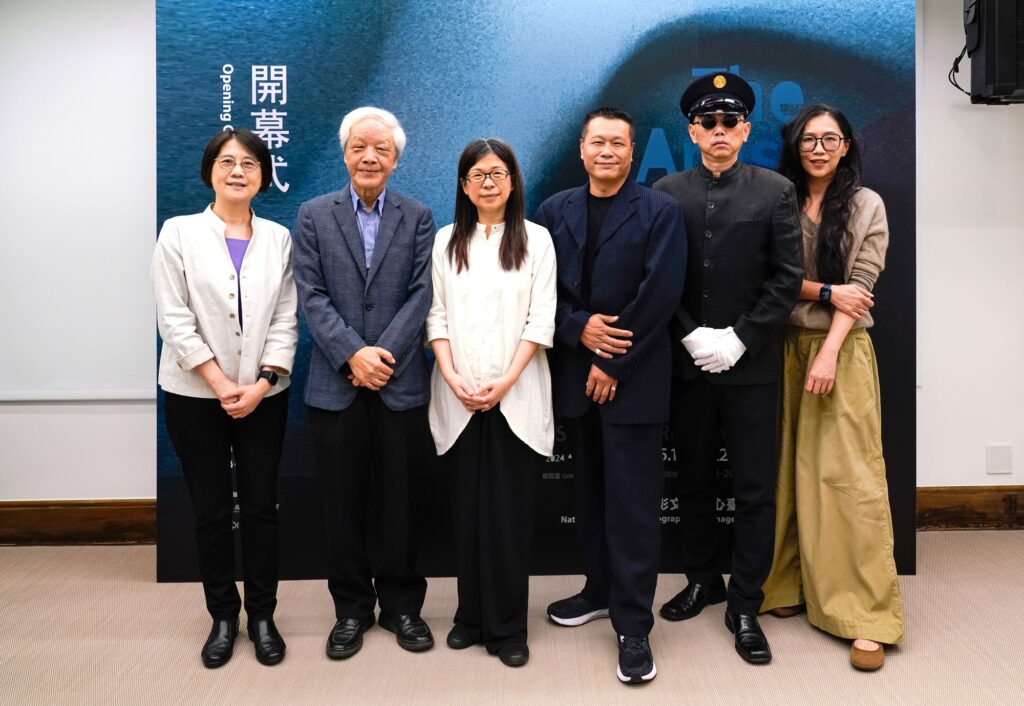 （左起）國家文化藝術基金會基金會執行長林文珊、國家文化藝術基金會董事長林淇瀁、國美館長陳貺怡、策展人陳永賢、參展藝術家姚瑞中（右二）及何孟娟（右一）