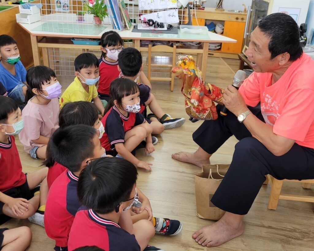 113年社造點-梧棲頂寮社區赴幼兒園帶領孩童輕鬆學台語及認識在地漁村文化。（圖/文化局提供）