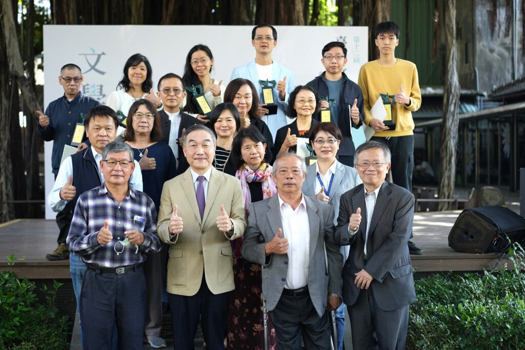第12屆臺中文學獎得主合影。(圖/文化局提供)