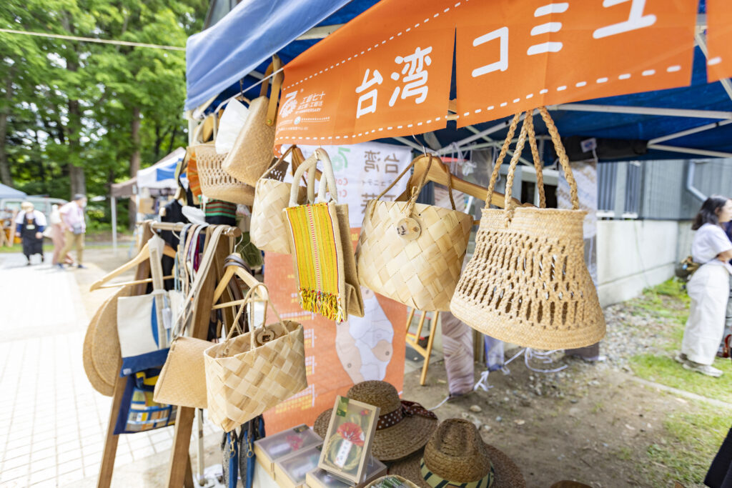 臺灣社區工藝展區展現柿染、藺草、稻草、月桃、竹編及原住民編織工藝品於2024年第38回的故鄉會津工人祭。（圖/工藝中心提供）