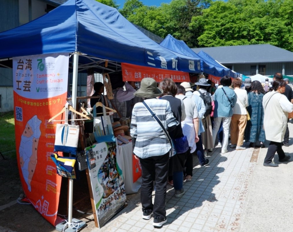 活動現場超過160攤來自日本各地工藝師，日本民眾不遠千里前來觀賞臺灣社區工藝展區。（圖/工藝中心提供）