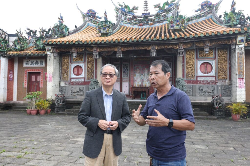 ▲文化部長李遠（左）參訪宜蘭縣二結王公廟，並實地瞭解當地文化史實由來與現存深度。（圖/文化部 提供）