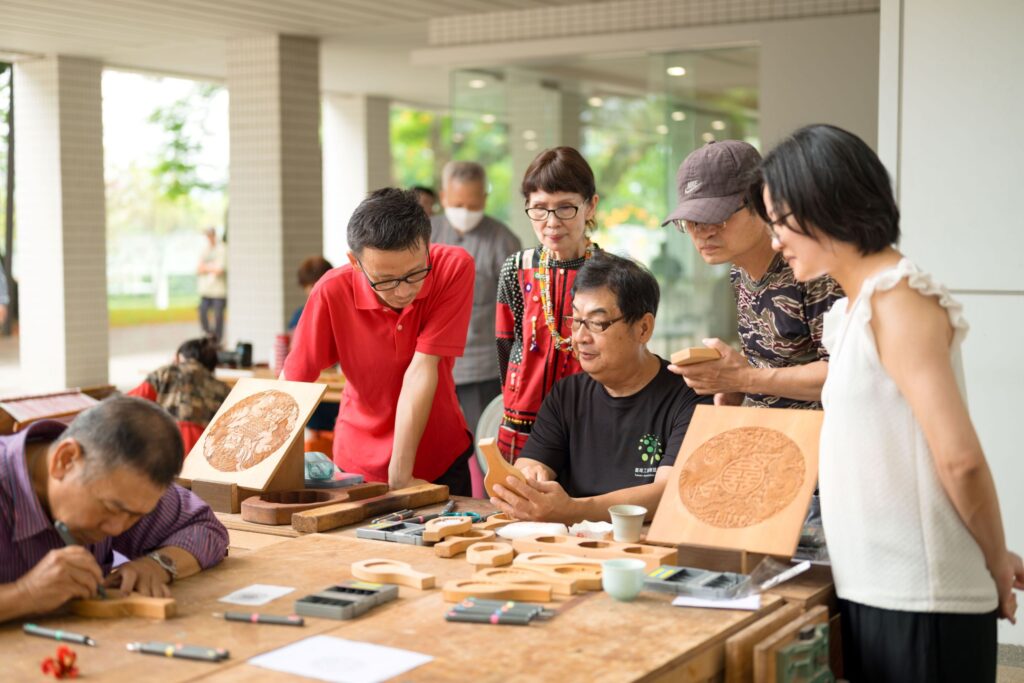 ▲人間國寶陳啟村（中）指導學生研習工藝製作技巧。（圖/工藝中心 提供）