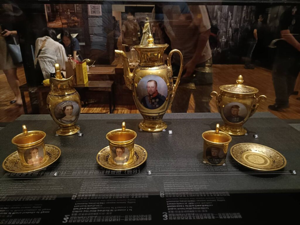 ▲在捷克博物館陳列且視為重要文物器皿，在臺博館亮麗展出。（記者 辛澎祥/攝）