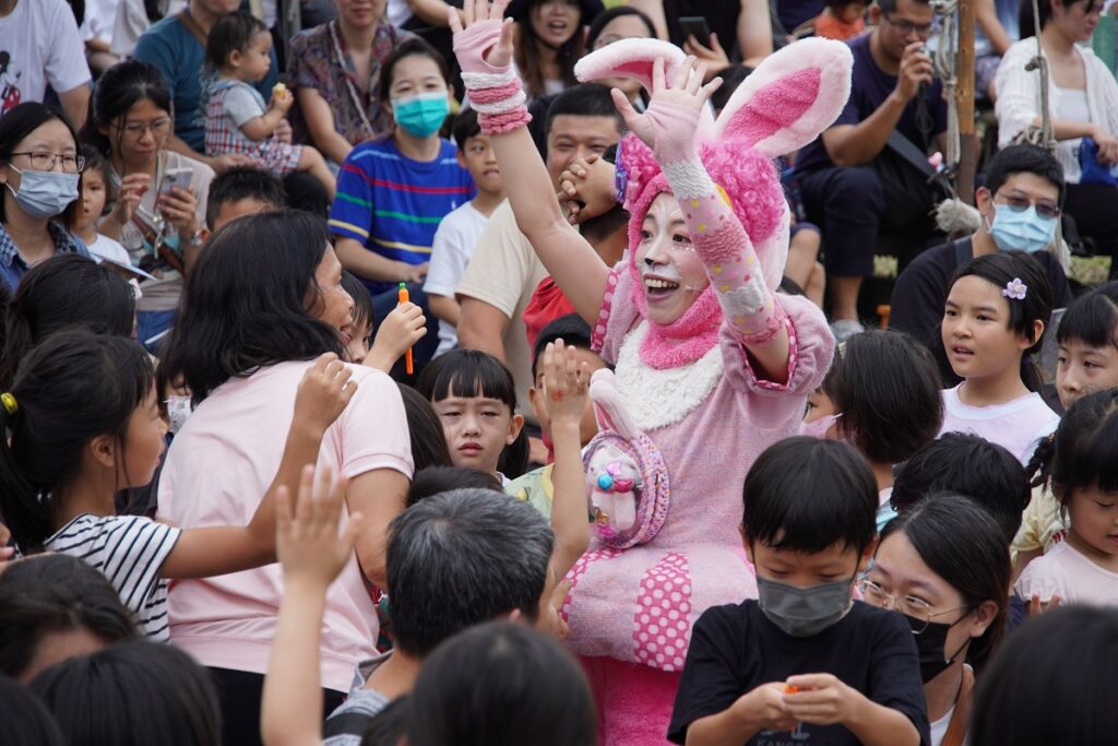 如果兒童劇團《明星兔運動會》與臺下觀眾互動。（圖/文化局提供）