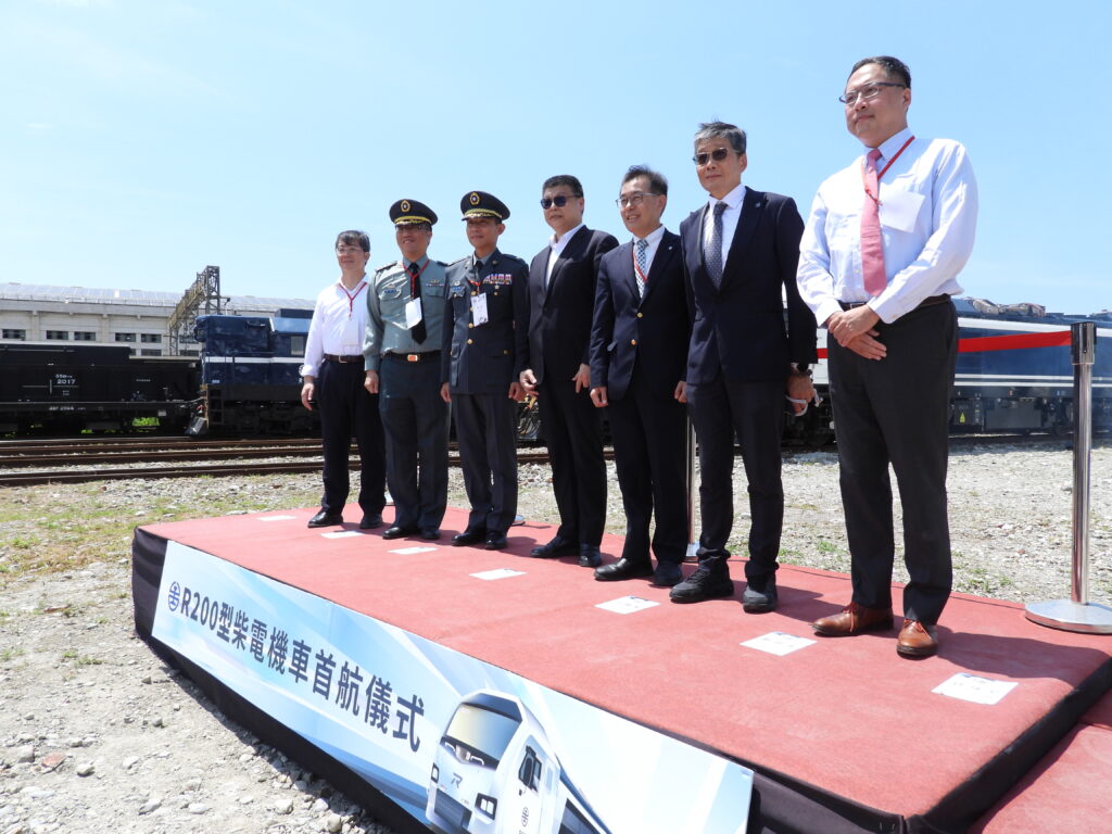 ▲臺鐵舉行R200型柴電機車首航儀式，場面熱烈。（圖/臺鐵公司 提供）