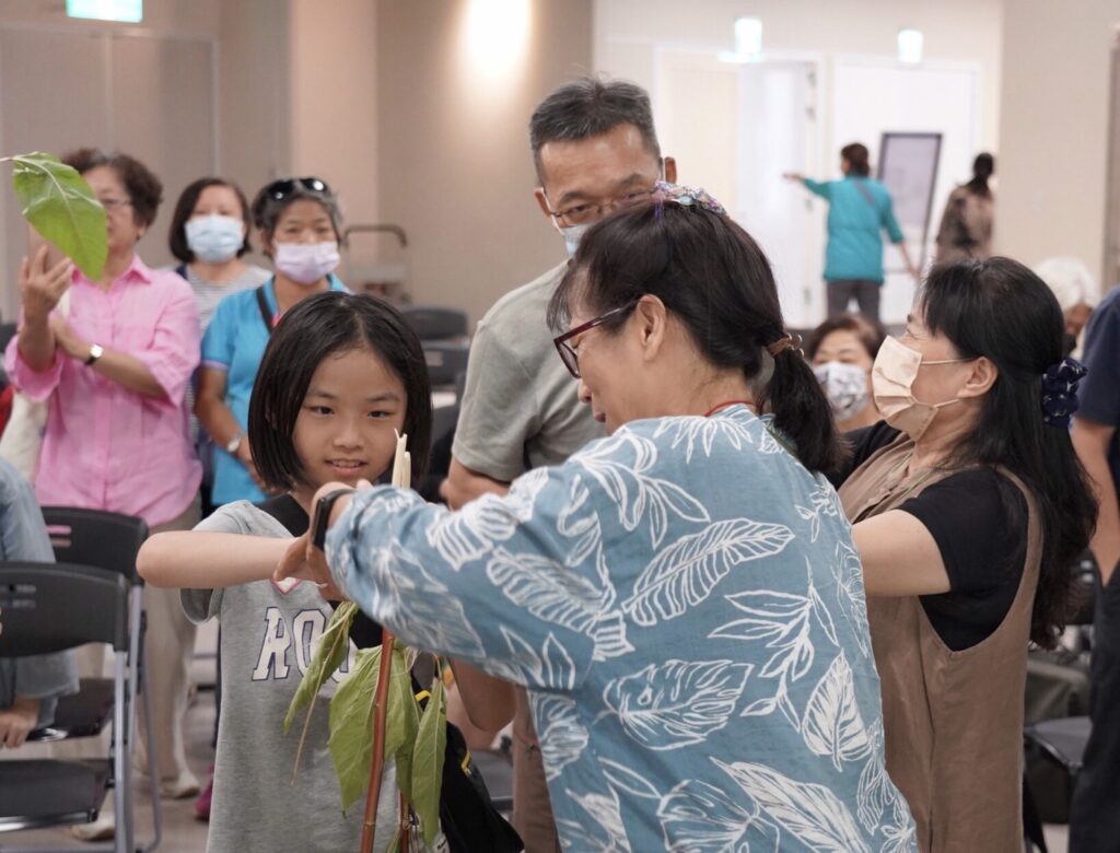 民眾透過近距離觀看、觸摸及嗅覺來認識黃麻植物的特性