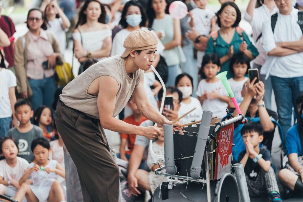 臺北表演藝術中心戶外廣場登場的「藝術樂園」，充滿多元的表演形式及氣氛。（攝影：楊東霖，圖由臺北表演藝術中心提供）