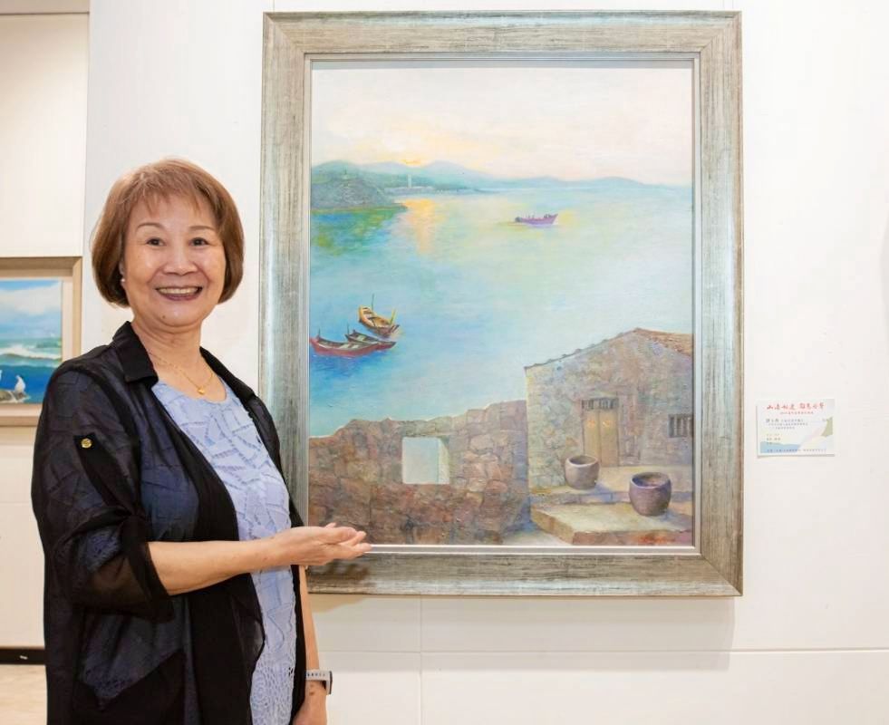 ▲馬祖藝術家劉玉燕的作品「福沃港夕陽」，從海的景致中看見馬祖特有的人文寫照。（圖/大媒體新聞網 提供）