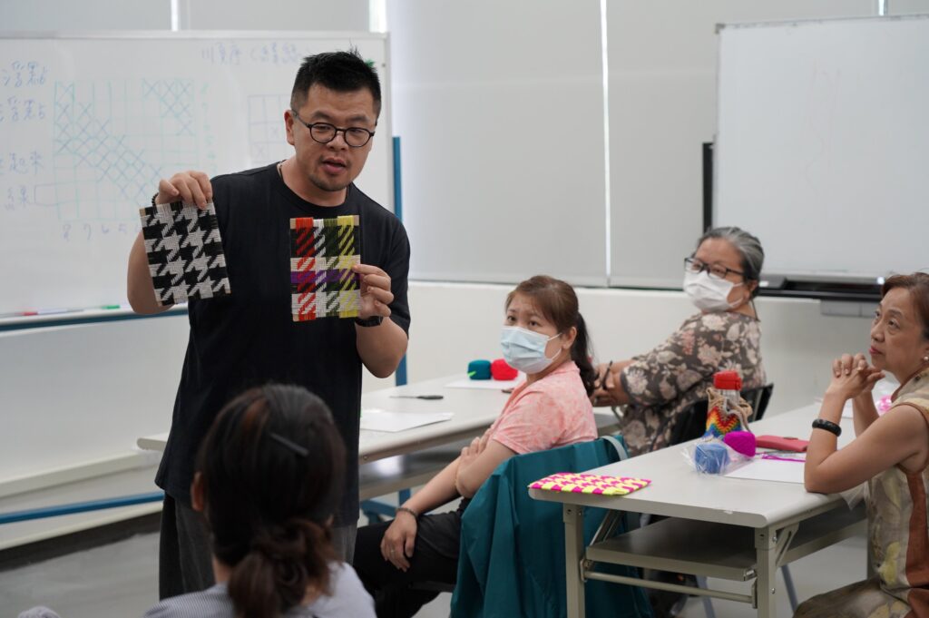 張名吉老師向學員講解千鳥格紋特色。（圖/纖維工藝博物館提供）