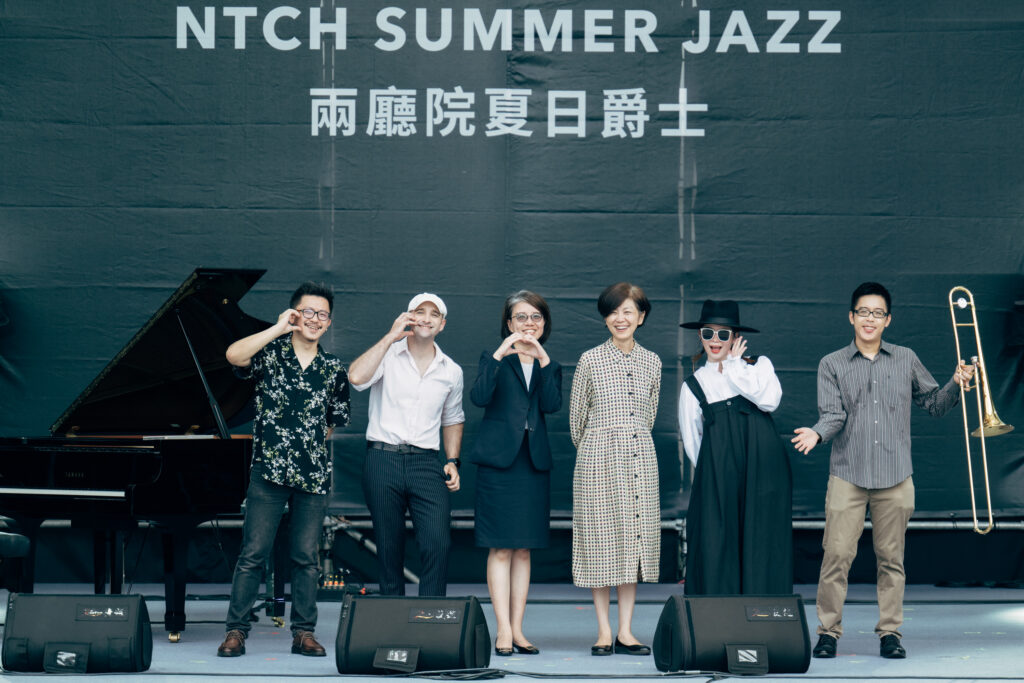 左起製作顧問謝明諺、音樂家Musa明馬丁、台新綜合企劃處副總楊郁敏、兩廳院藝術總監劉怡汝、壞特 _te、Michael Wang。（圖/國家兩廳院提供 攝影：林軒朗）
