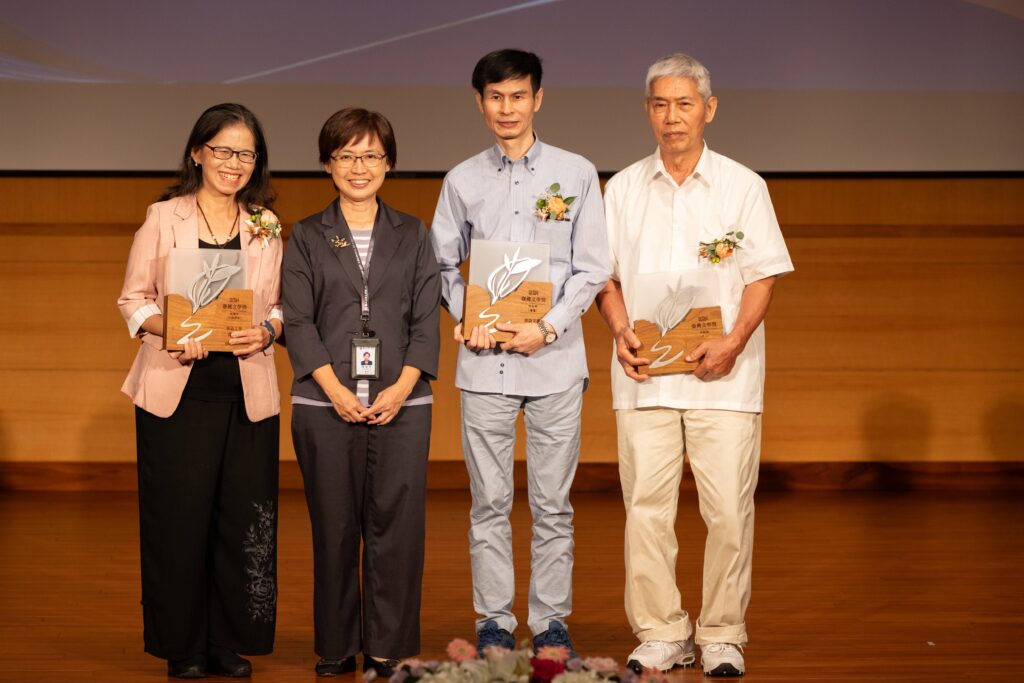 客語文學創作獎由臺文館長陳瑩芳（左2）贈獎給新詩得主邱湘雲（左1）、散文得主何志明（右2）、小說得主吳餘鎬。（圖/文化部提供）