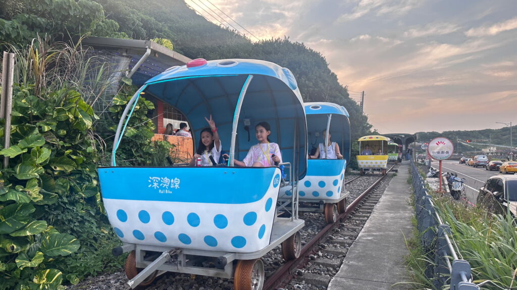 ▲淨灘完後體驗鐵道行車，來場燦爛夏夜山海騎。（圖/新北市觀旅局 提供）