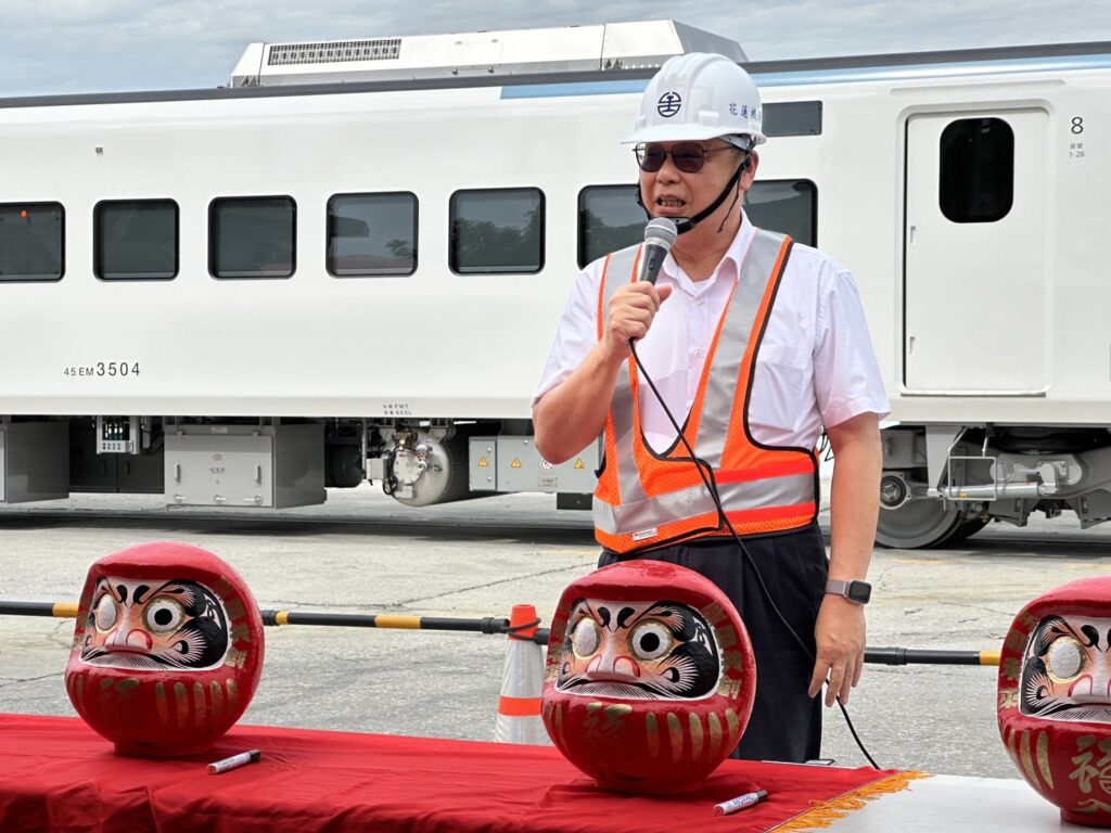 ▲臺鐵董事長杜微開心宣布臺鐵EMU3000型列車全數交車。（圖/臺鐵公司 提供）