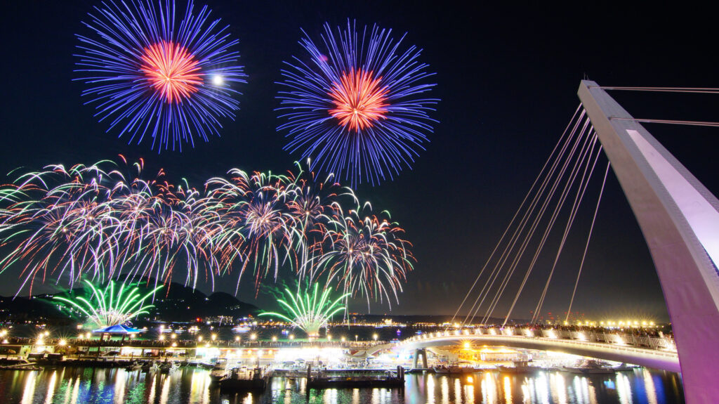 每年仲夏繽紛樂活動煙火秀，皆創造淡水河夜經濟。（圖/漁業處提供）