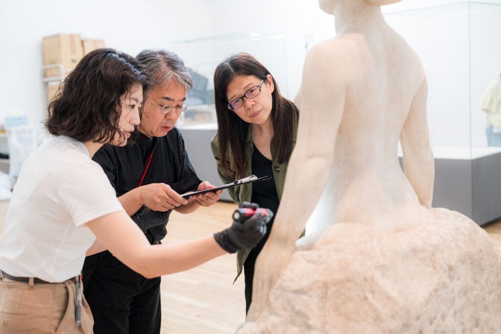 ▲國美館館長陳貺怡（右）與日本東藝大專業人員謹慎細心的進行開箱作業。（圖/國美館 提供）