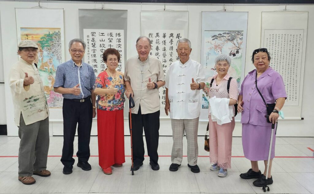 ▲呂玉環理事長（左三）與80歲以上的資深書法家們合影留念，並祝願長者健康平安。（記者 辛澎祥/攝）