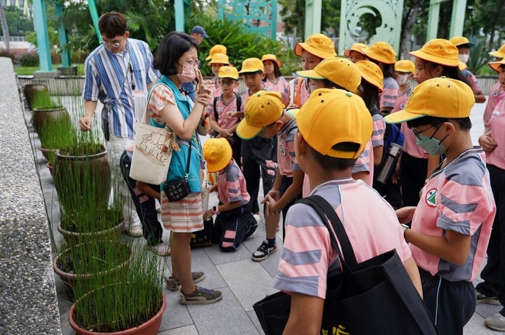 臺中市纖維工藝博物館傳藝新纖人活動，由導覽志工帶領學童認識編織工藝植物。（圖/纖博館提供）