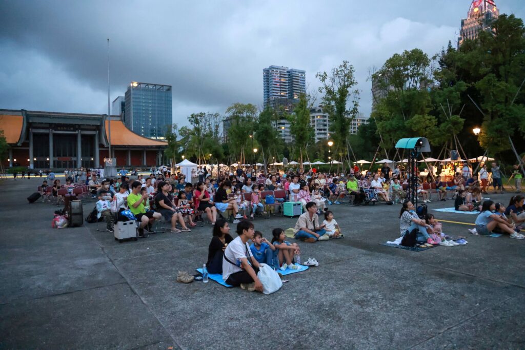 國父紀念館首次在園區內舉辦「蚊子電影院」，吸引民眾呼朋喚友前往觀賞。（圖/國父紀念館提供）