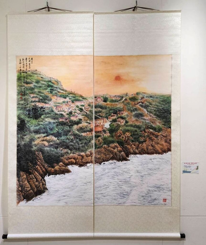 ▲馬祖參展藝術家曹賽娥的水墨連屏創作，將山海與景物的對應呈現的盡善盡美。（記者 辛澎祥/攝）