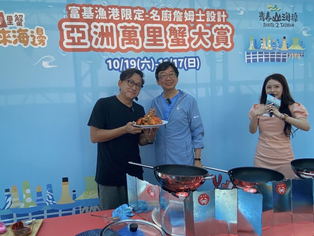 ▲詹姆士(左)與新北市農業局長諶錫輝(中)在活動中互動密切,共享美食。(圖/新北市農業局 提供)